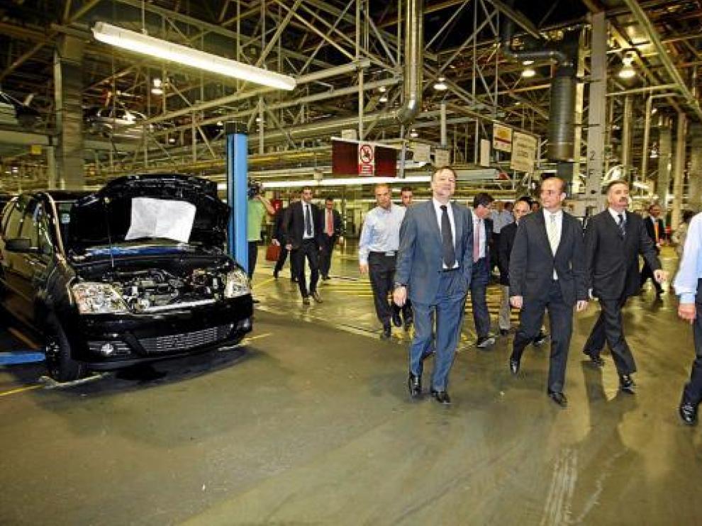Imagen de archivo del ministro de Industria, Miguel Sebastián, en su última visita a Figueruelas.
