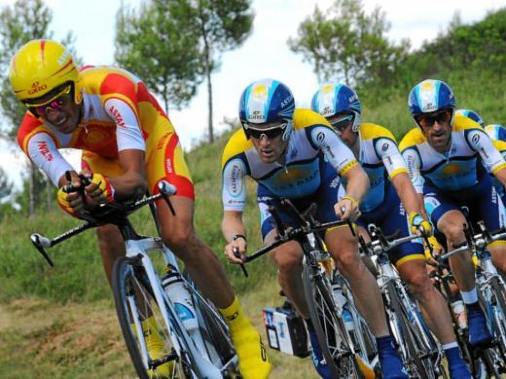 Alberto Contador comanda al Astana, seguido inmediatamente por Armstrong.