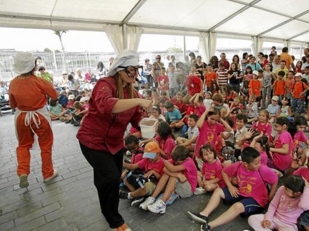Las cocineras de 'Vaya lío de cocina', espolvoreando a los niños con harina.