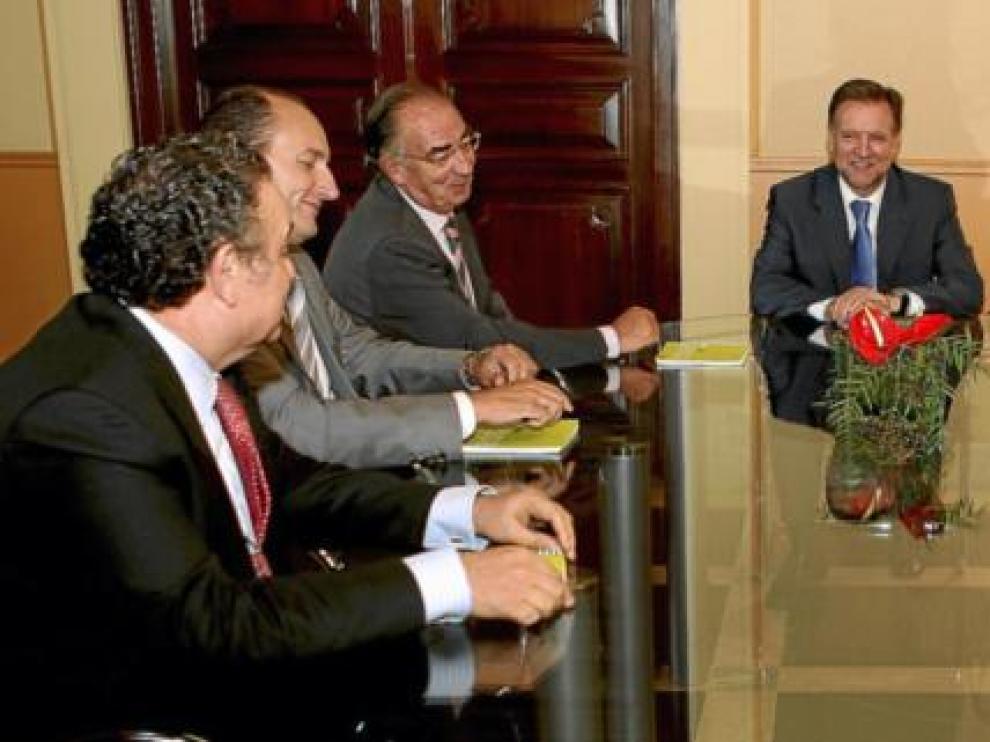 Imagen de archivo de la reunión que mantuvo el presidente Iglesias con las cajas de ahorros aragonesas hace unos meses.