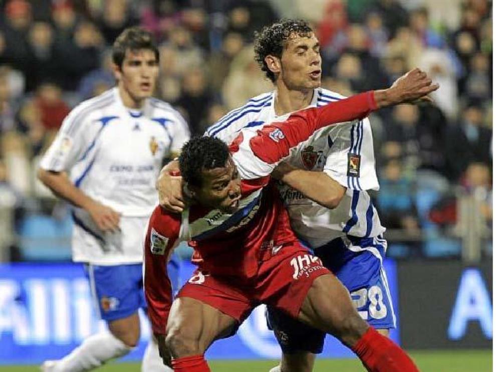 Uche espera un balón ante el marcaje de Valero.
