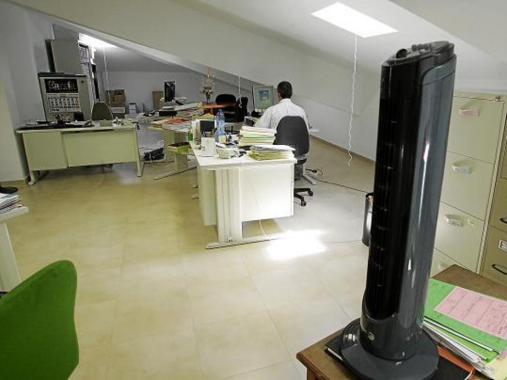 Un ventilador era ayer el único alivio contra el calor en las dependencias de la fiscalía.