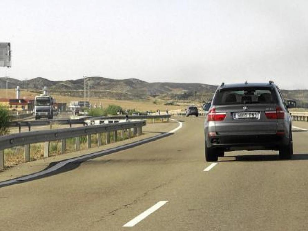 Imagen de uno de los baches en la carretera, en este caso señalizado.