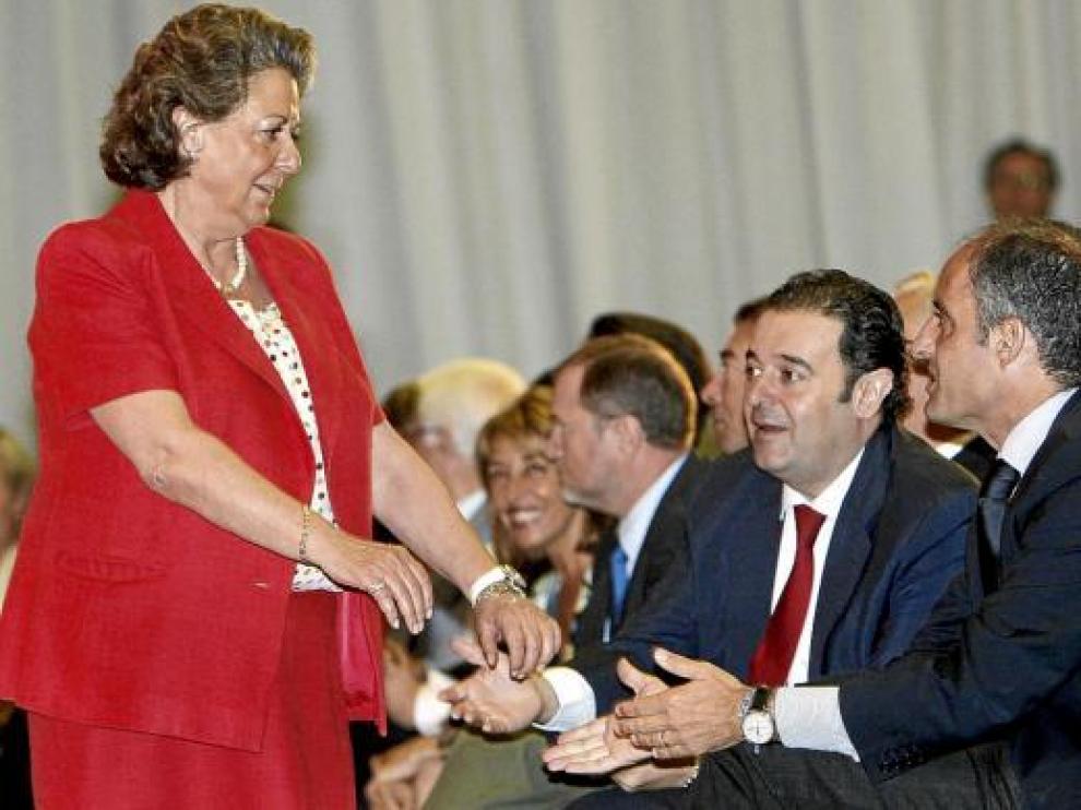 Rita Barberá conversa con Francisco Camps (derecha) en un acto en Valencia el pasado día 2.