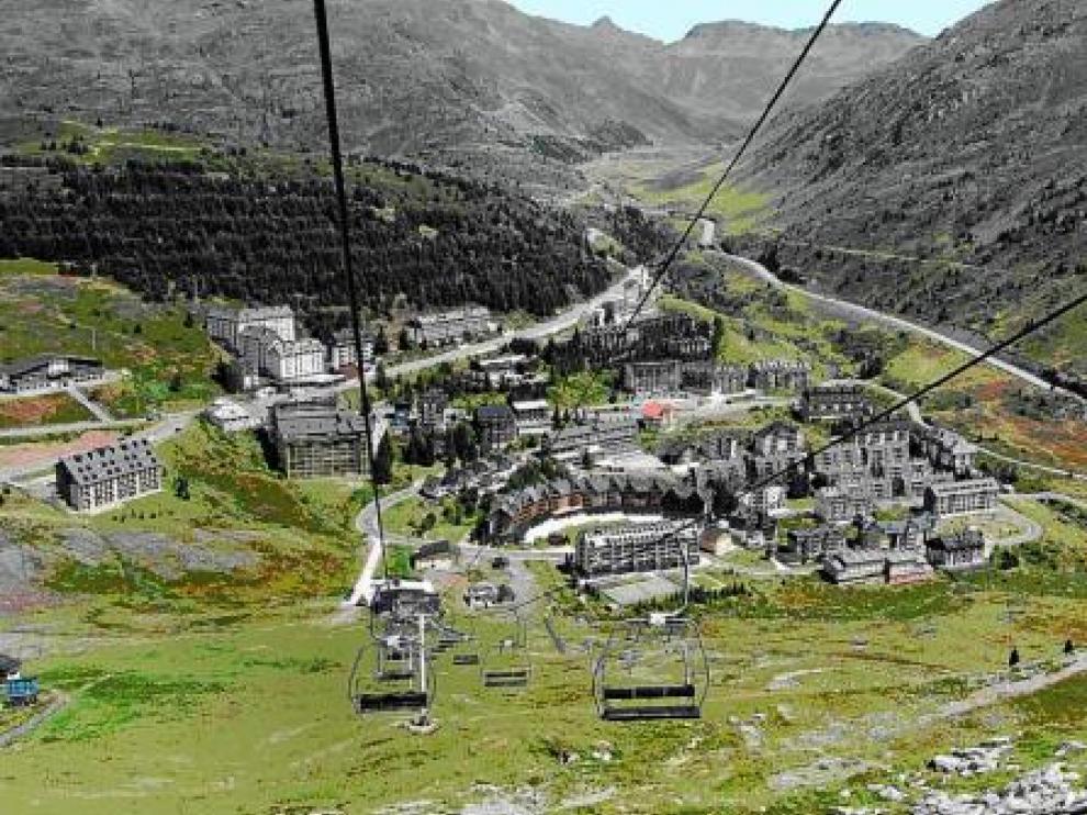 Vista de la urbanización de Candanchú y de parte de sus pistas desde la silla Tobazo I.