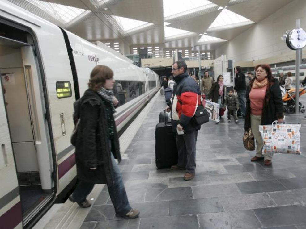 En la imagen, un AVE con origen Madrid y destino Barcelona en la estación de Zaragoza.