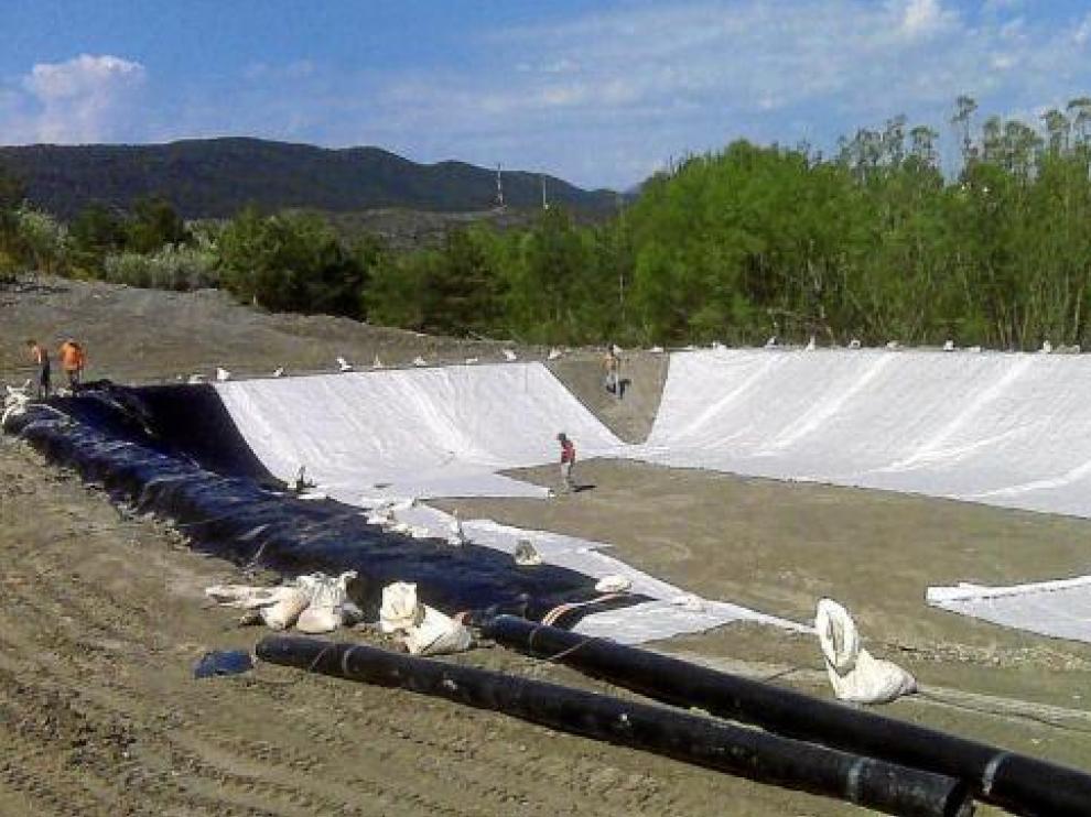 Una balsa en construcción del vertedero de Sardas, donde se sigue invirtiendo para descontaminar.