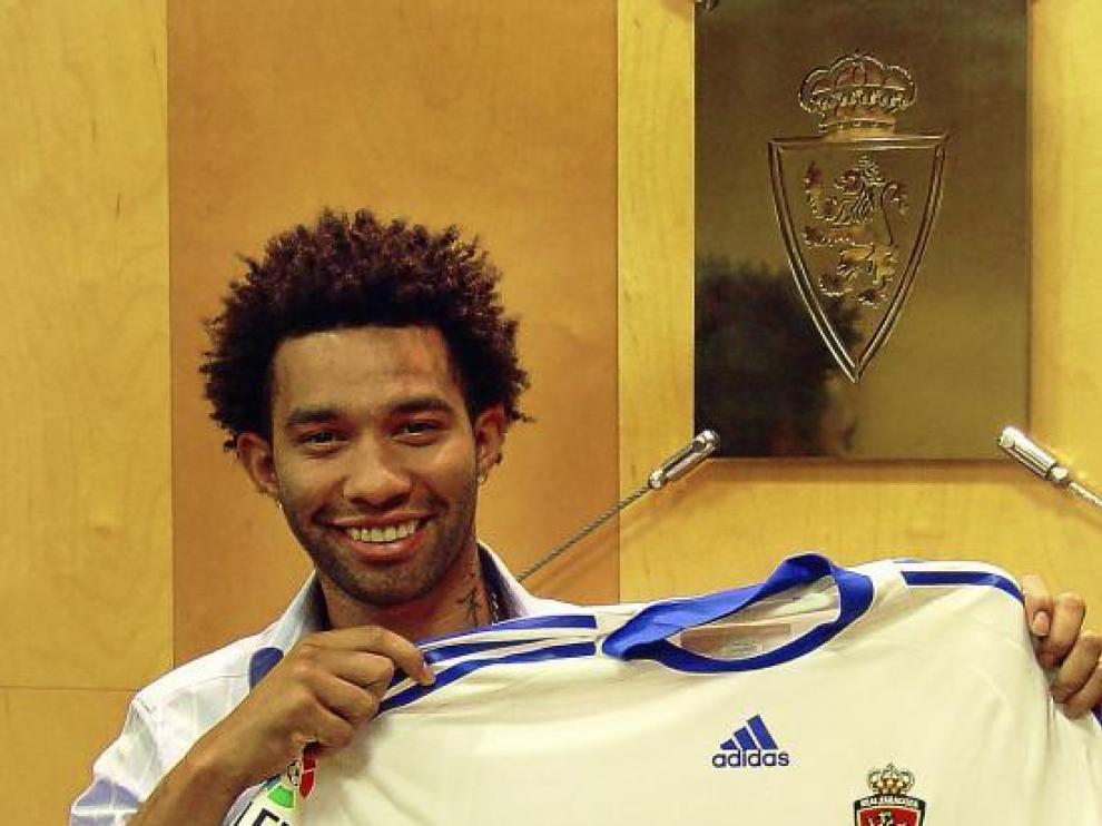 Jermaine Pennant posa con la camiseta del Real Zaragoza.