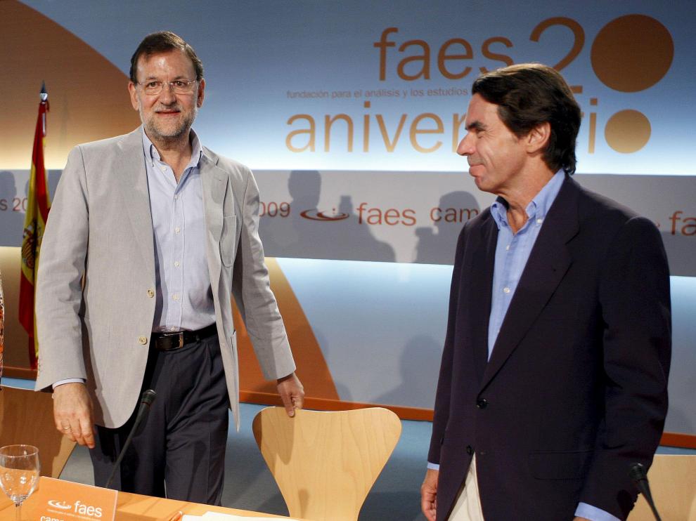 El líder del PP, Mariano Rajoy, junto al ex presidente José María Aznar