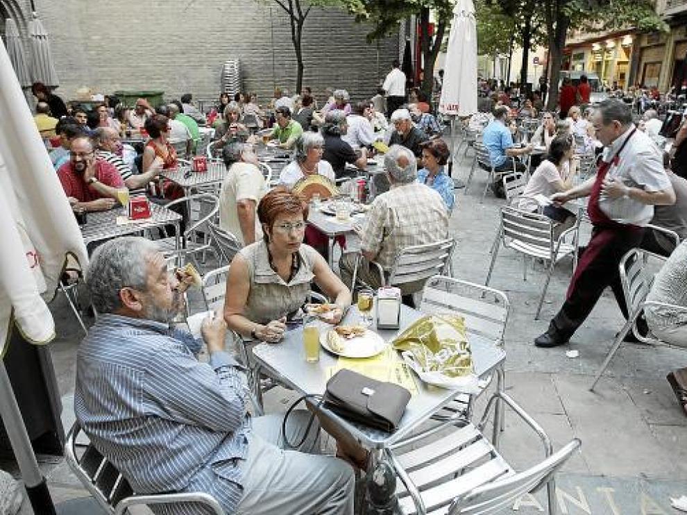 Quejas vecinales por el "abuso" de veladores en el Casco Histórico