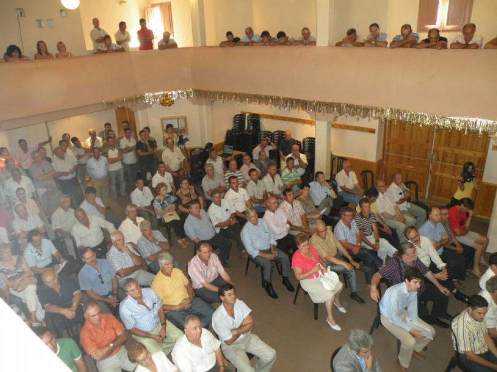 El salón municipal de Mazaleón se llenó de público hasta la bandera para asistir al anuncio.
