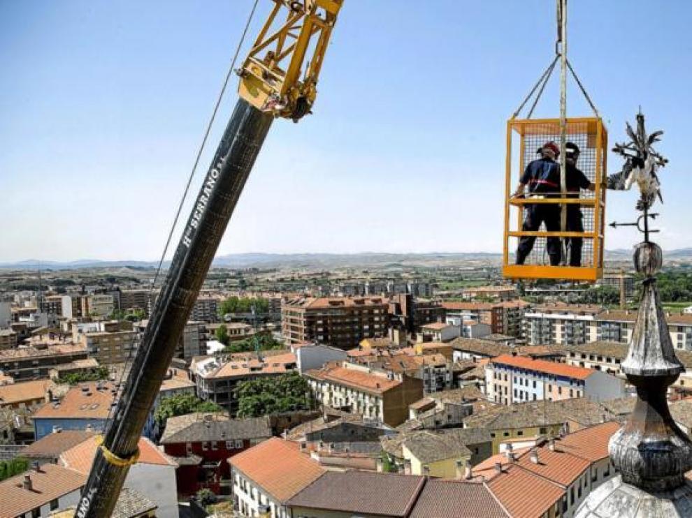 Los bomberos pudieron llegar al remate de la cúpula de la iglesia de Santa María la Mayor a mediodía, lo que facilitó el rescate.