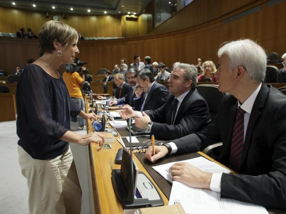 Nieves Ibeas (CHA) charla con diputados del PP en un pleno de las Cortes.