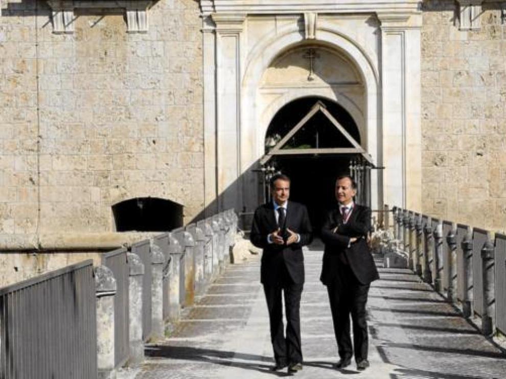 Zapatero, junto al ministro italiano Frattini, ayer durante su visita a la fortaleza española de L'Aquila.