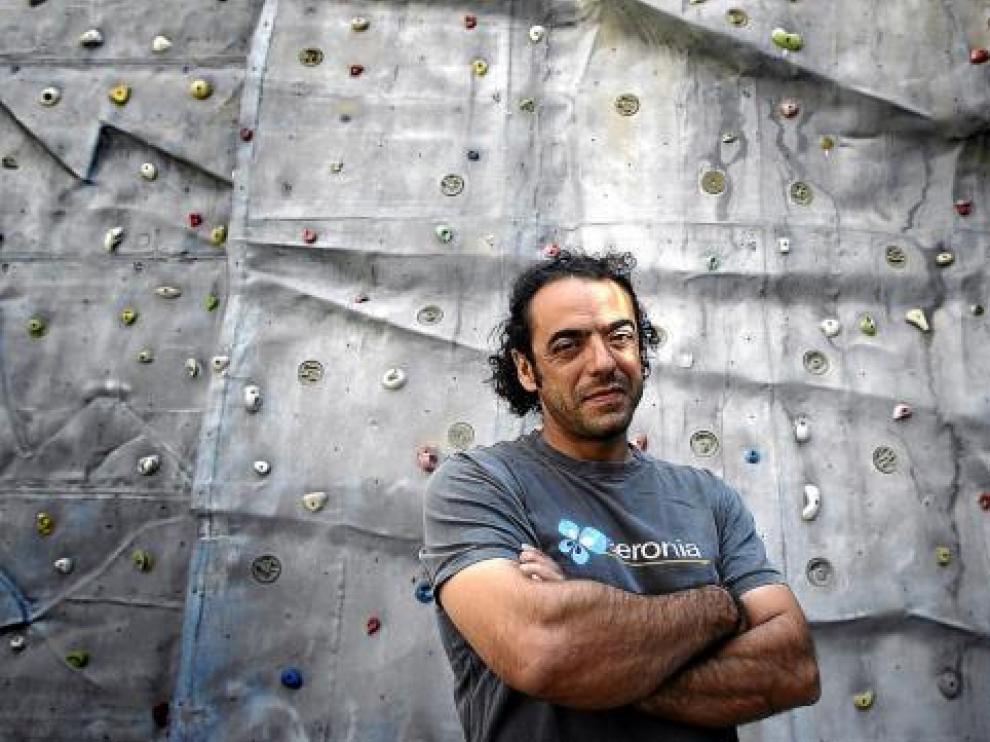 Carlos Pauner cruza los brazos con los que ha escalado las cimas de la Tierra.