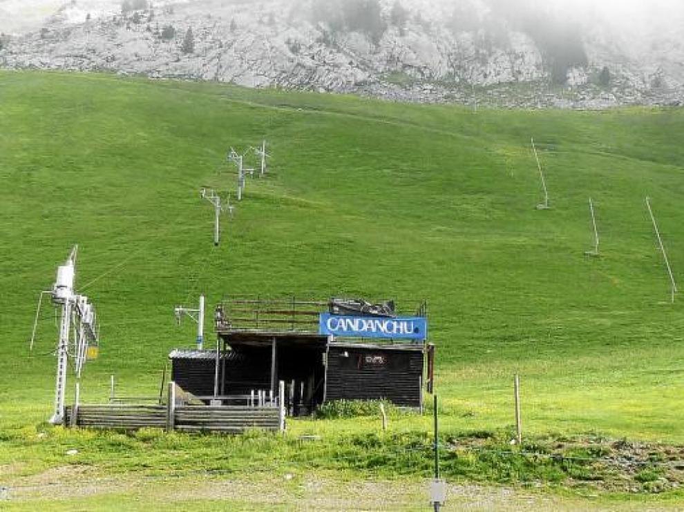 La estación de Candanchú -en la imagen uno de sus remontes- abrirá el 25 de julio.