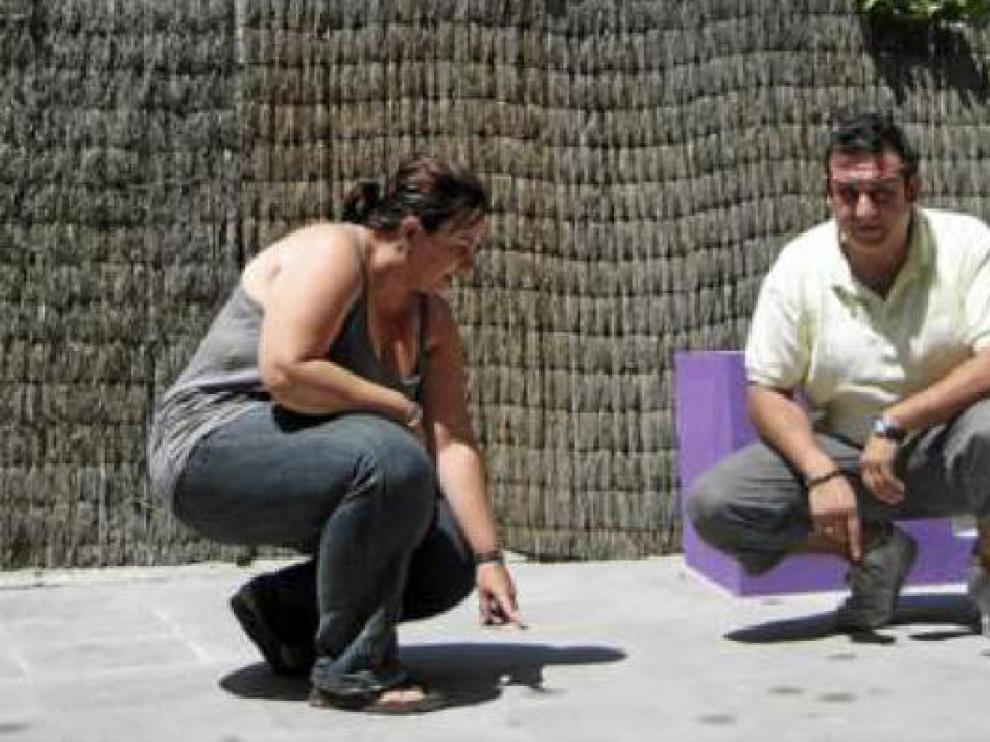 Las manchas se extienden por todo el suelo del jardín.