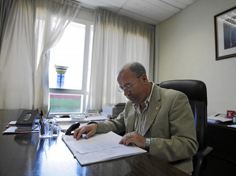El responsable del centro penitenciario trabajaba el pasado viernes en su despacho, con la torre de vigilancia al fondo.