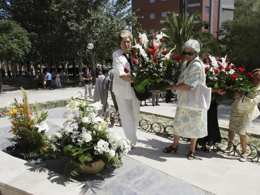 Los familiares de las víctimas depositaron flores junto a la escultura del parque de la Esperanza.