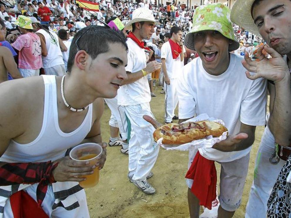 Regañaos, bebida y, sobre todo, buen humor, durante la tradicional merienda en la plaza de toros.