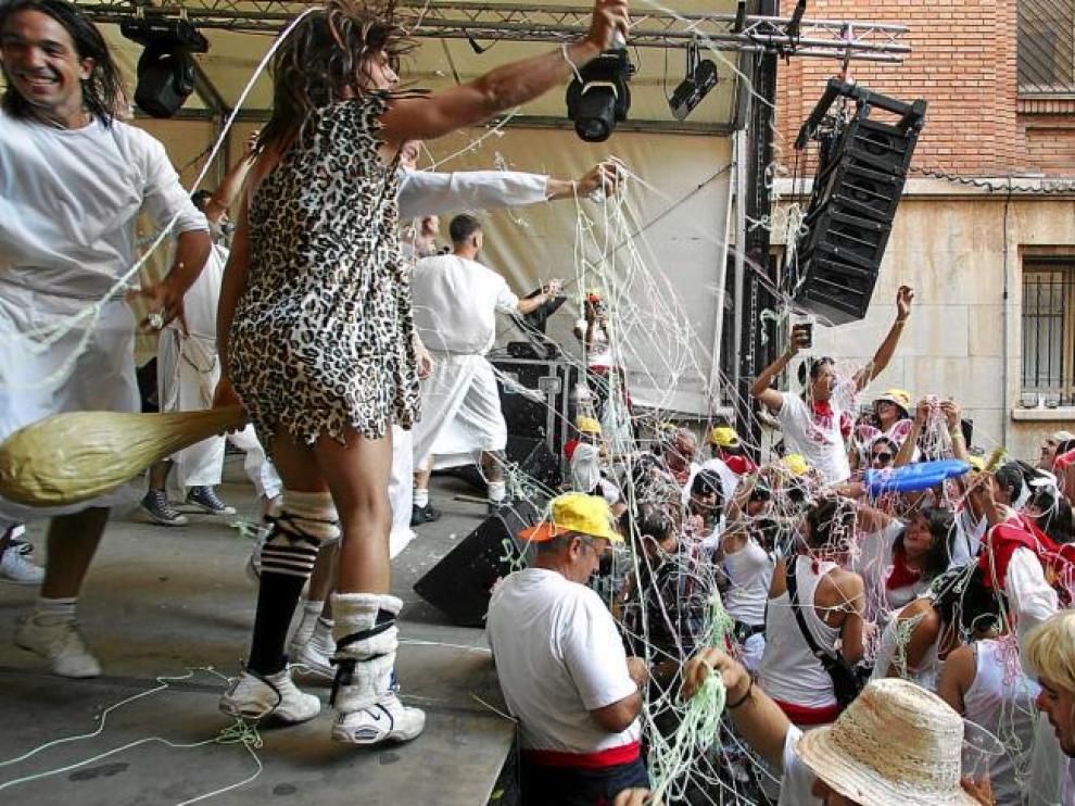 Los Inhumanos iniciaron con retraso su actuación, mezcla de concierto y espectáculo de humor, en la peña El Chasco.