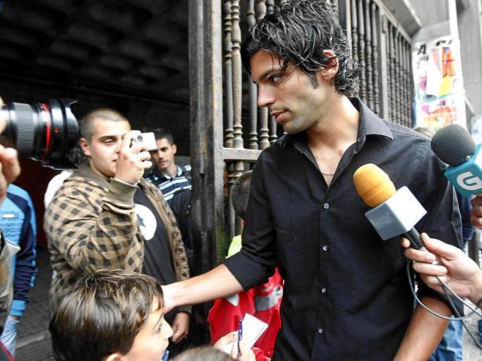 El futbolista aragonés Ángel Lafita, ayer a su llegada a Riazor para presentarse con el Deportivo de La Coruña.