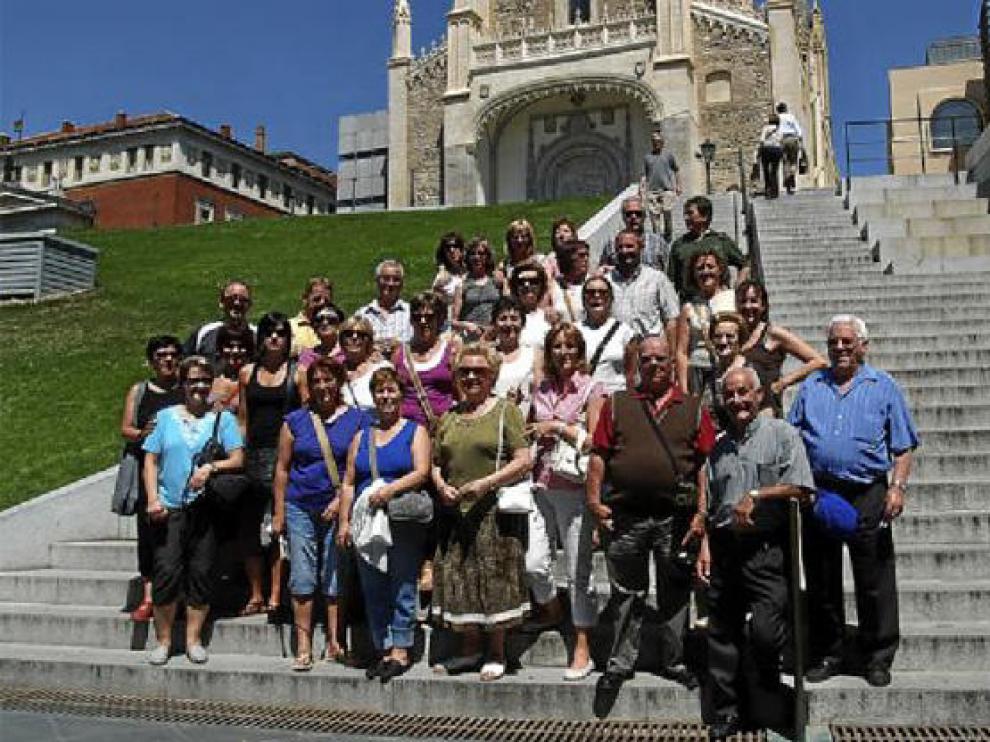 Ansotanos que viajaron a Madrid, ante Los Jerónimos y la ampliación del Museo del Prado. elena gusano