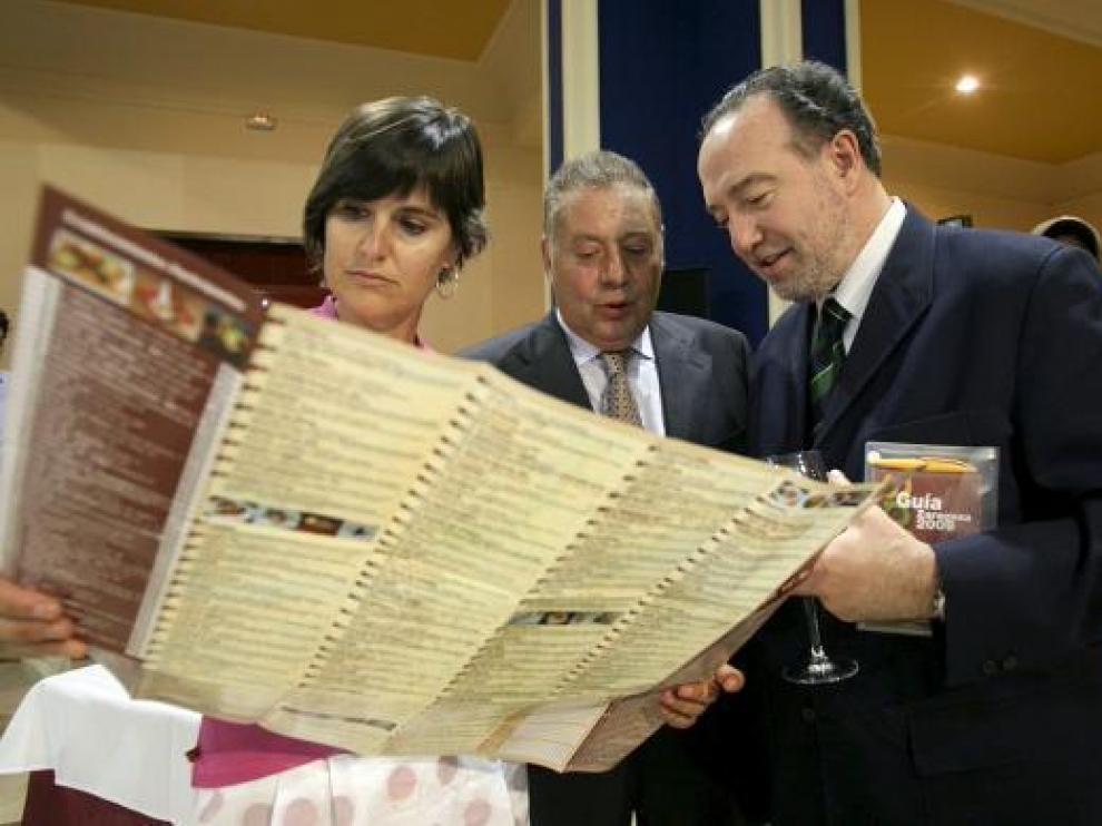 Elena Allué, Pedro Giménez y Javier Callizo, durante la presentación de la guía.