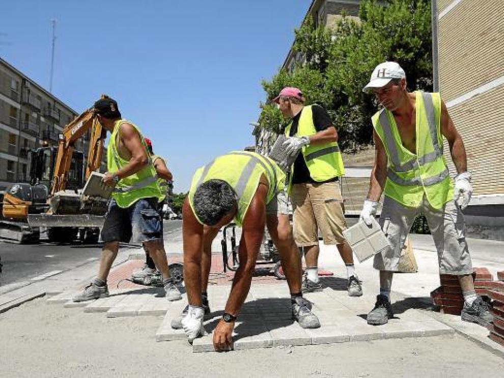 Un grupo de obreros, en las obras del carril bici de la calle Peña Oroel.