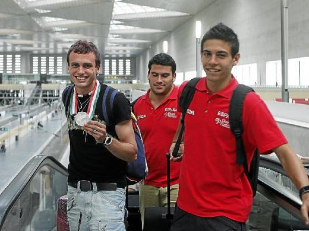 Alberto Gavaldá ayer con la medalla, junto a los también atletas David Ruiz y Víctor Puyuelo.