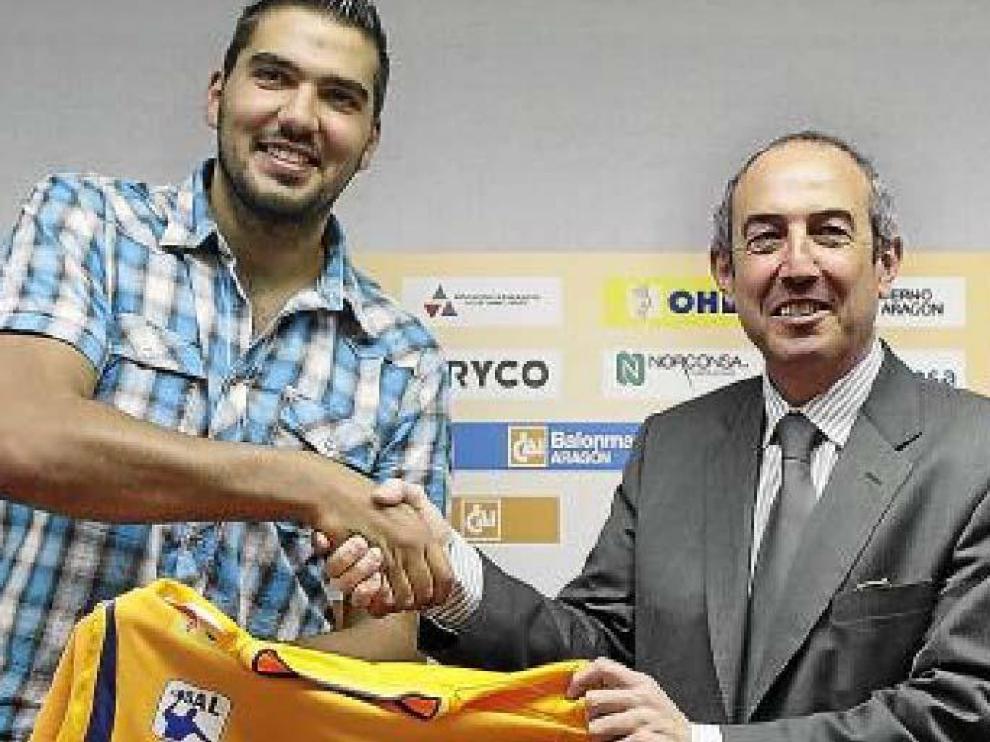 Jorge Maqueda estrecha la mano a a Domingo Aguerri, ayer.