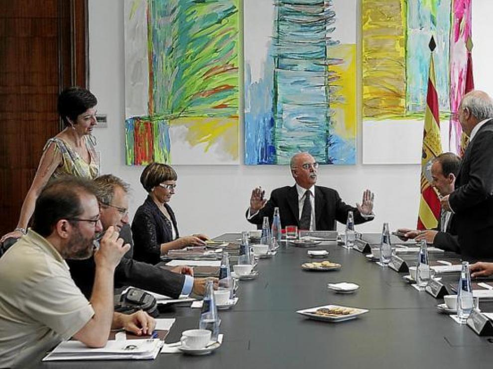 El consejero Larraz (en el centro), ayer, durante la reunión informativa con los portavoces de Economía de las Cortes.