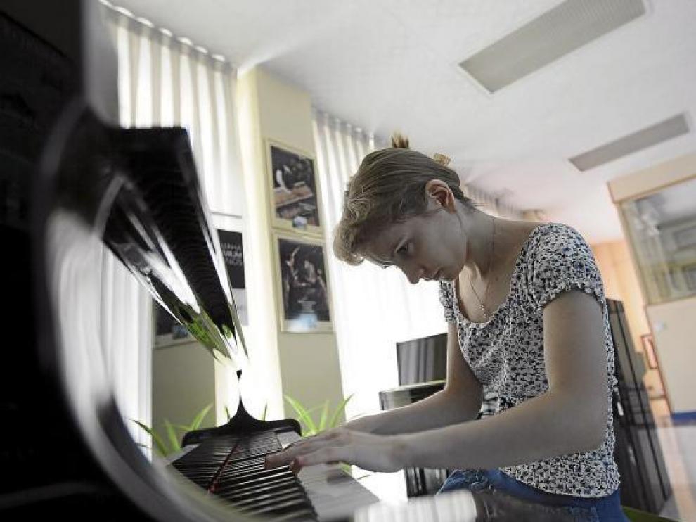 La pianista rusa Evgeniya Pupysheva, concentrada, interpreta una obra al piano.