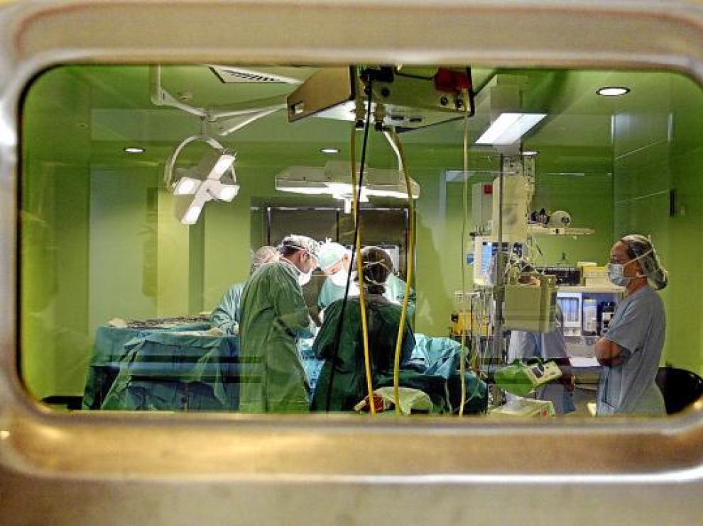 Una operación, dentro de los quirófanos del Hospital Clínico Lozano Blesa.
