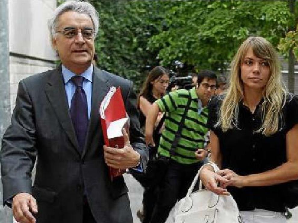 La hija de Belloch, con su abogado, ayer