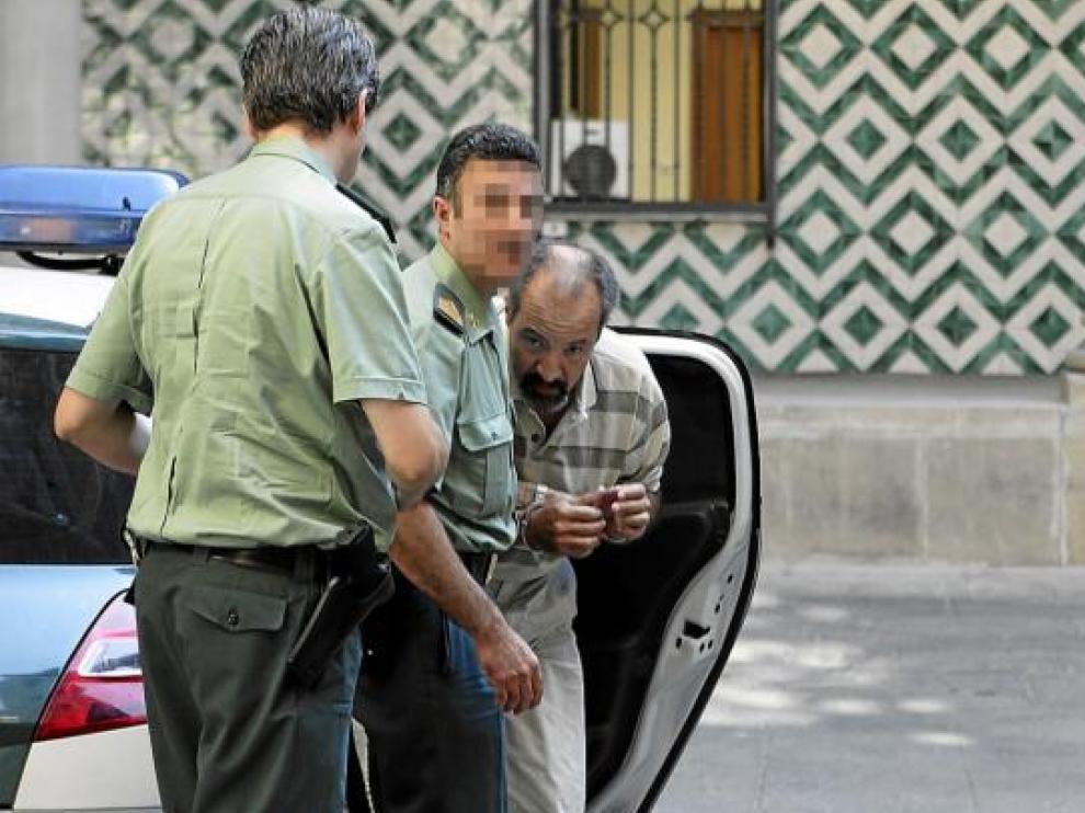 Mario Enrique Sánchez es conducido por la Guardia Civil a la sala de la Audiencia Provincial.