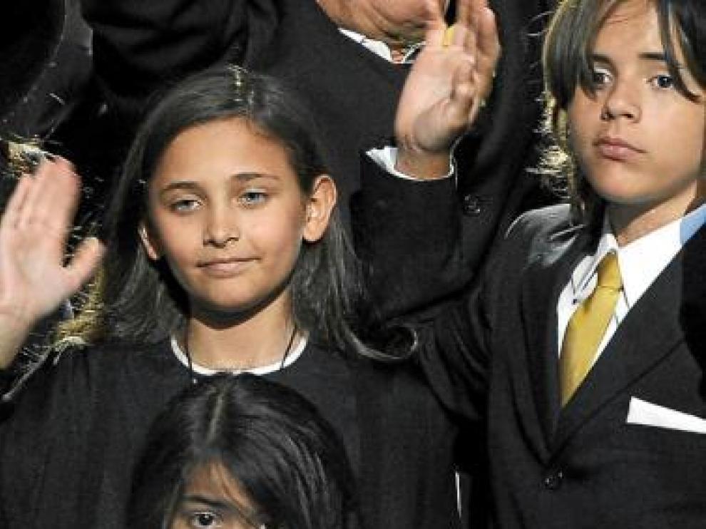 Los tres hijos de Michael Jackson, en el funeral de su padre.