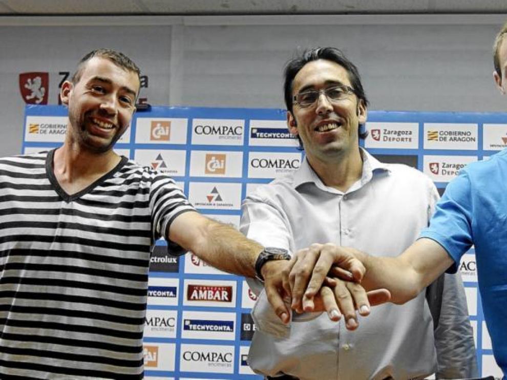 De izquierda a derecha, Pedro Rivero, Willy Villar y Alex Urtasun unen sus manos en la presentación de los dos jugadores rojillos.