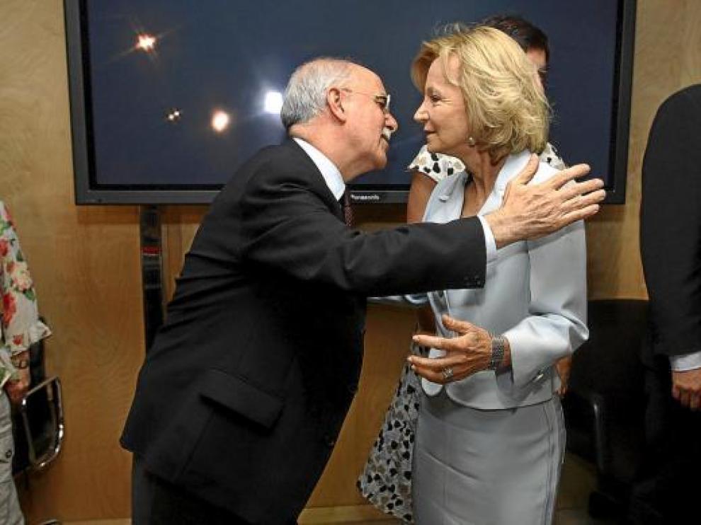 El consejero Larraz saluda a la vicepresidenta Elena Salgado en el Consejo de Política Fiscal.