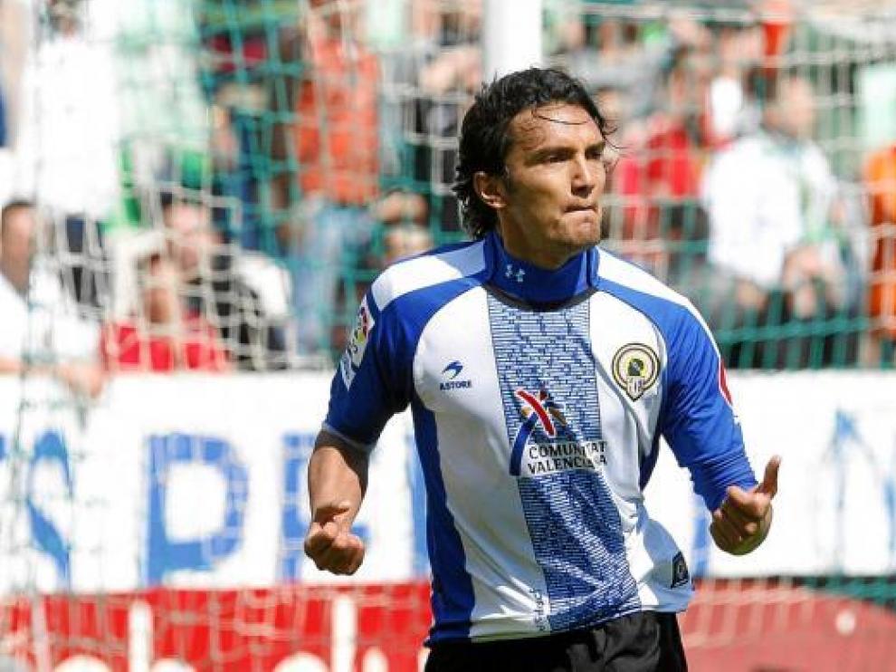 Abel Aguilar, con la camiseta del Hércules.