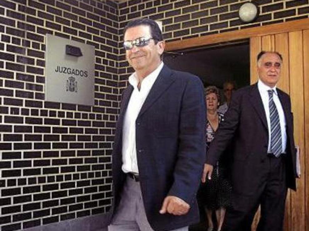 Carmelo Aured, en primer plano, y su abogado, Valentín Romero.