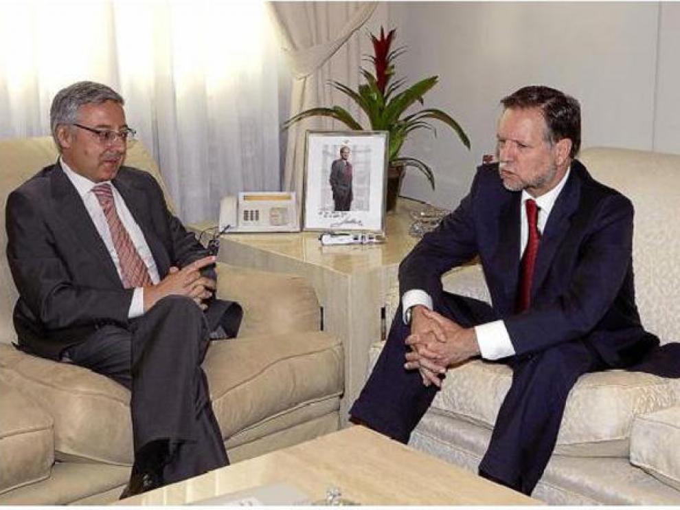 El ministro José Blanco y el presidente Marcelino Iglesias, el miércoles en la reunión de Madrid.