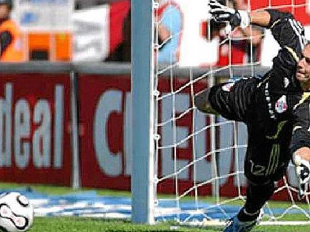 El portero argentino Juan Pablo Carrizo trata de detener un lanzamiento