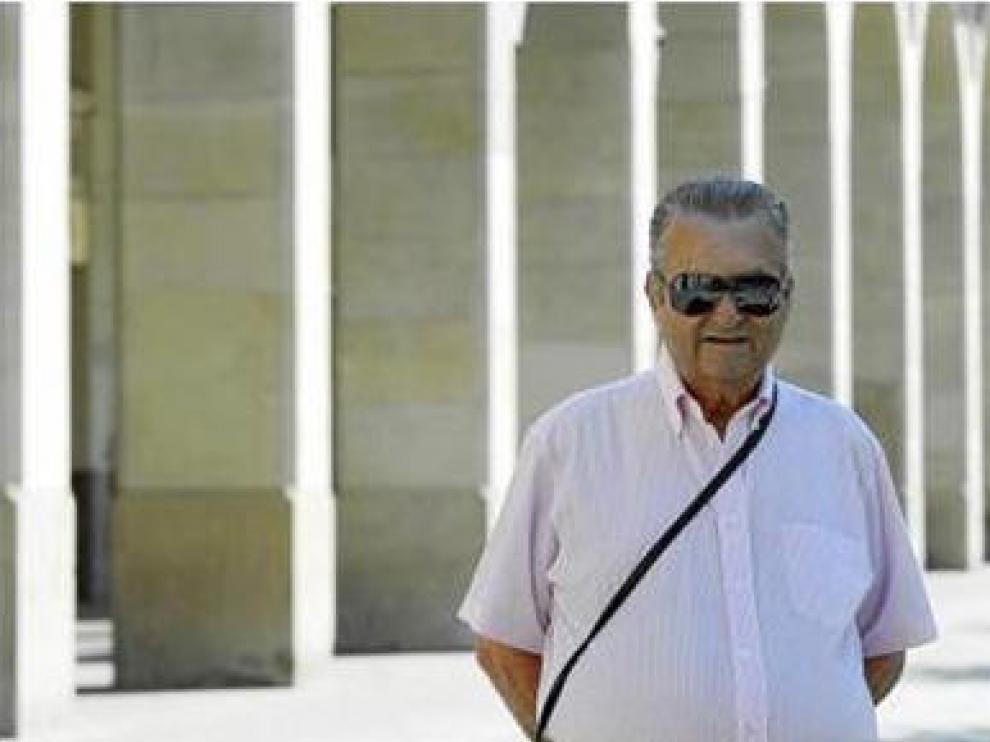 Julio Coscolla lamenta tener que ir a Huesca a por su DNI.