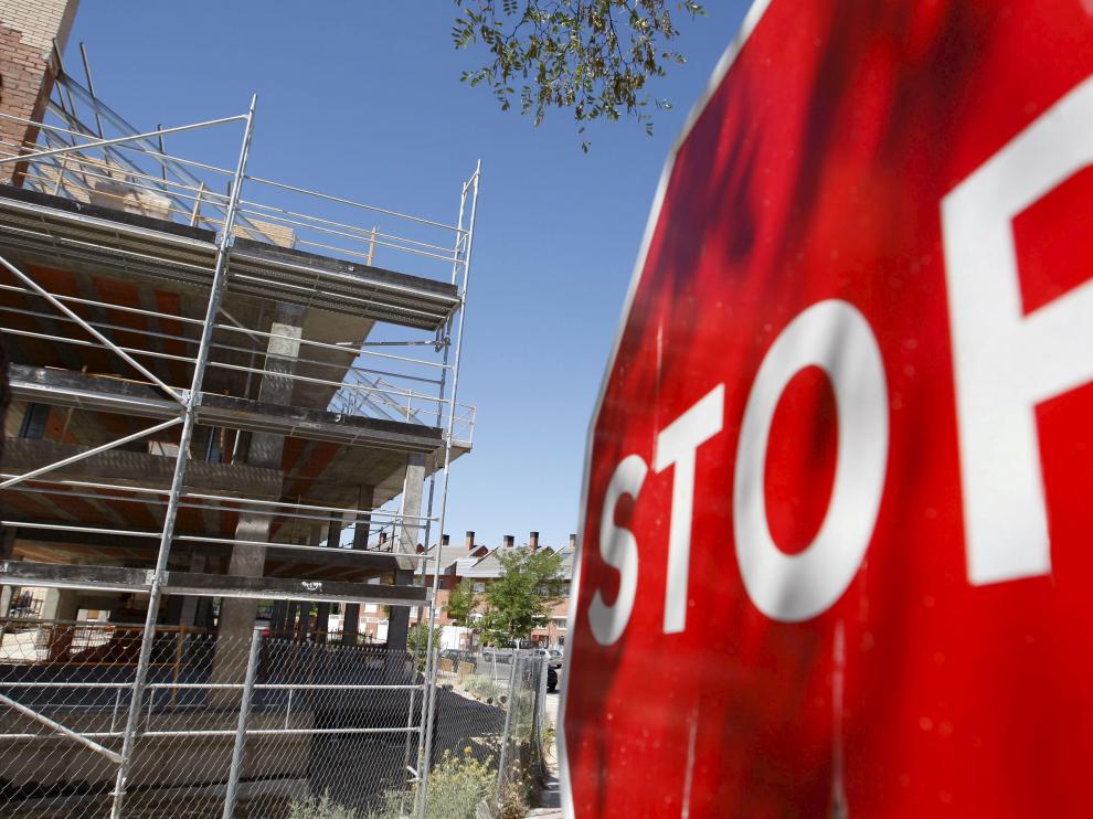 La compraventa de viviendas moderó su caída al 32,2% en mayo tras el brusco descenso de abril