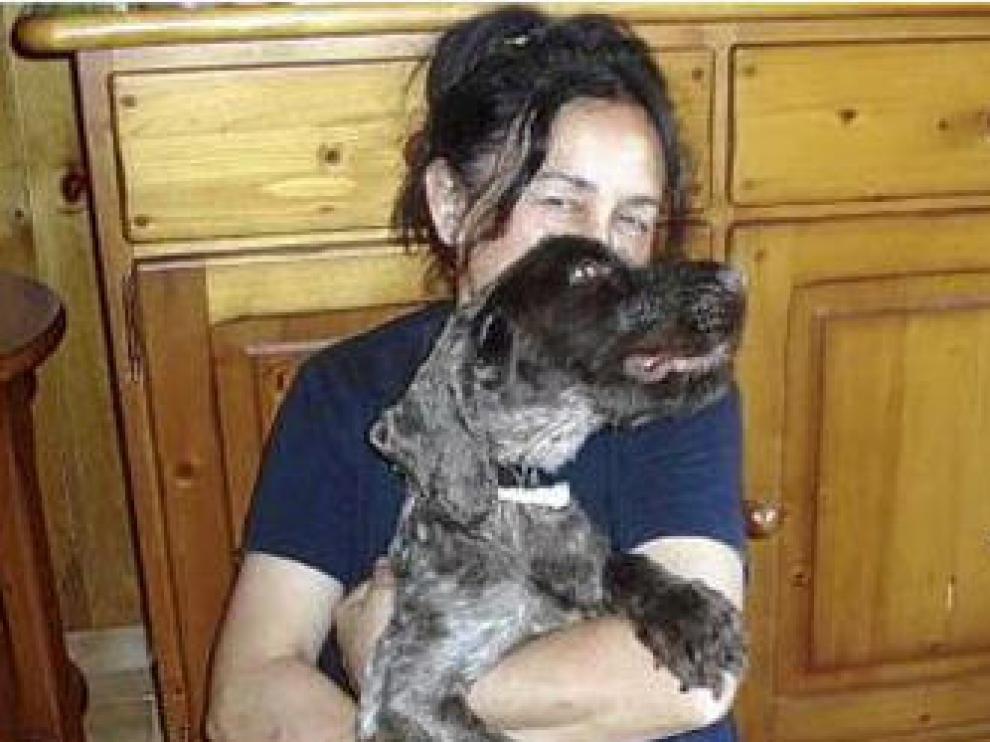 Chus Bautista abraza a Timy en su casa de acogida.