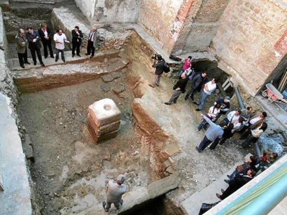 Al día siguiente del hallazgo. Iglesias, Almunia y Elboj acudieron de inmediato a ver las ruinas del teatro romano de Huesca