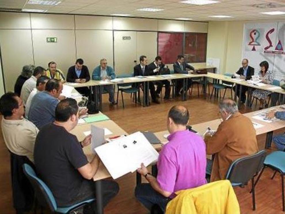 Imagen de archivo de una de las reuniones de la dirección y los trabajadores de Tuzsa en 2007