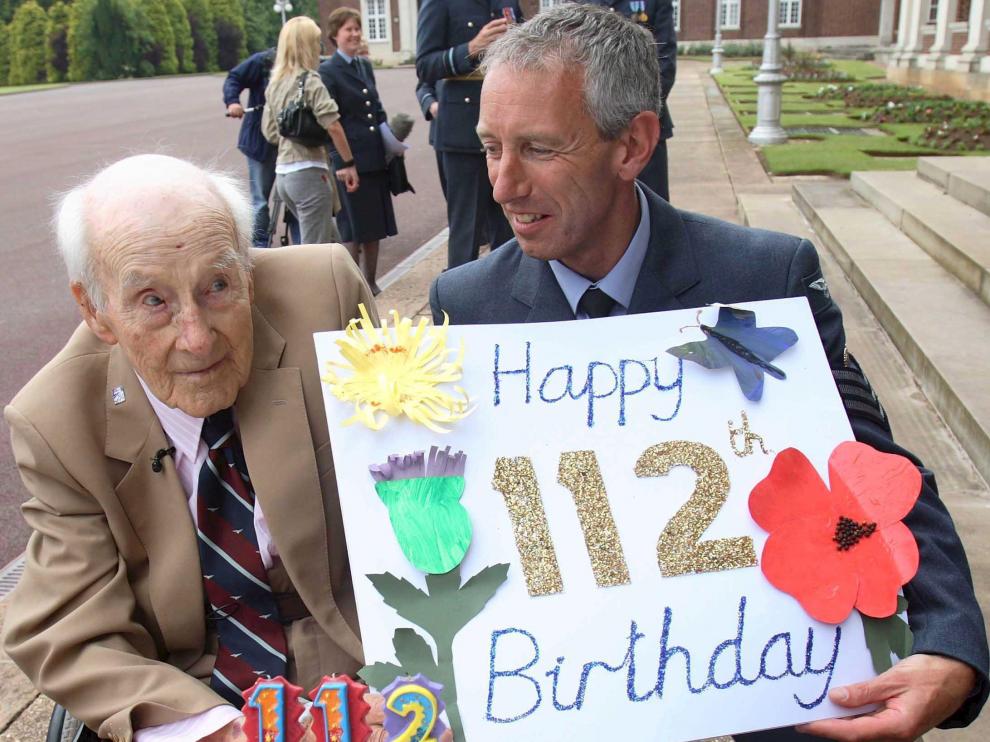 Henry Allingham celebrando su 112 cumpleaños