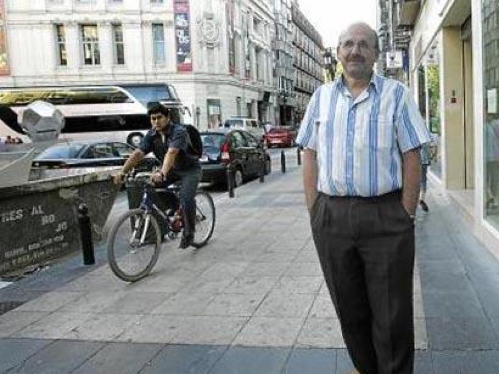 José Ramón Uruén camina por la calle de Don Jaime I, llena de paseantes y más de una bicicleta. "Como peatón, molesta que las bicis pasen a tu lado"